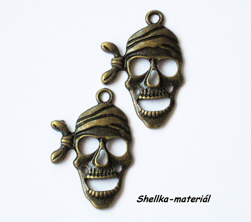 1395.Pirátská lebka/ 27x19mm/ 10 kusů