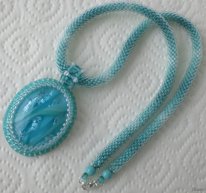 Tyrkysový náhrdelník s přívěsem.