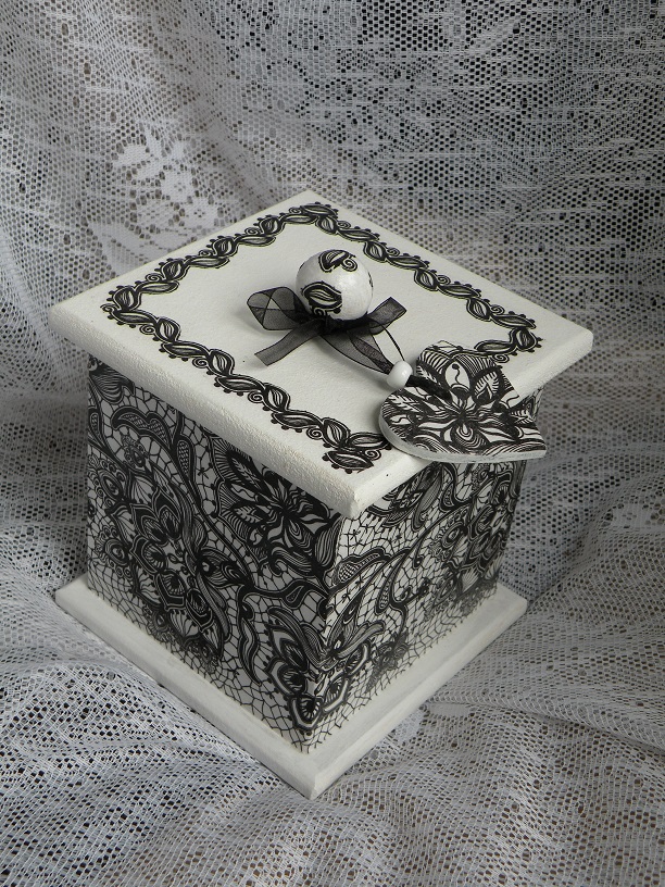 Krabička s poklopem bíločerná krajka + mini srdíčko