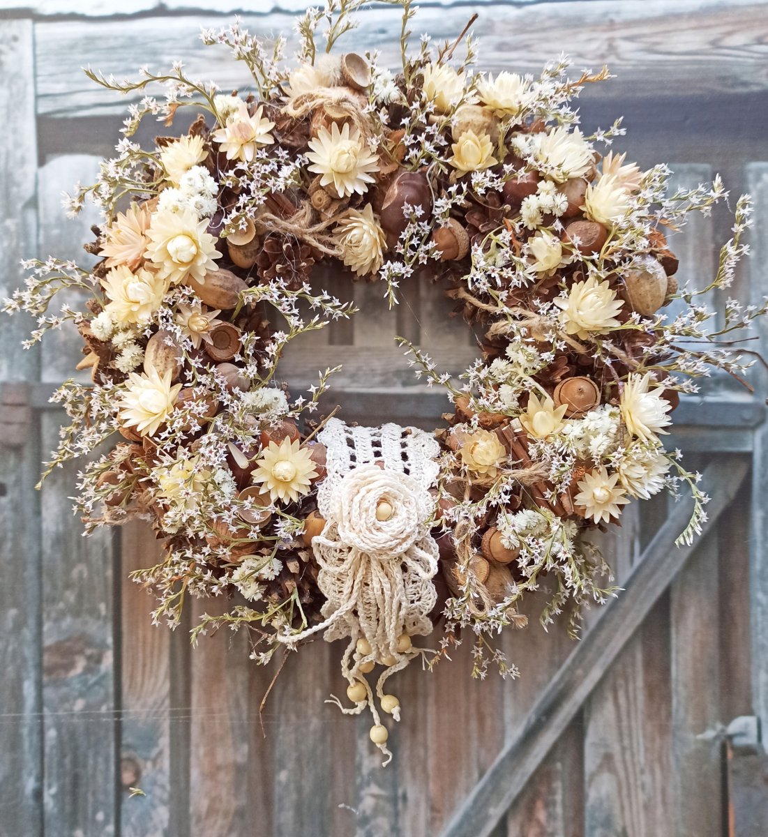 Věnec s háčkovanou bordurou