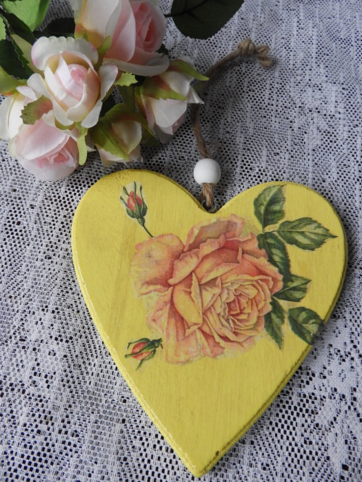Dekorační srdíčko vintage růže na žluté