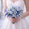 Svatební náramek s prstýnkem – modro-bílý květ s perličkami s peříčky