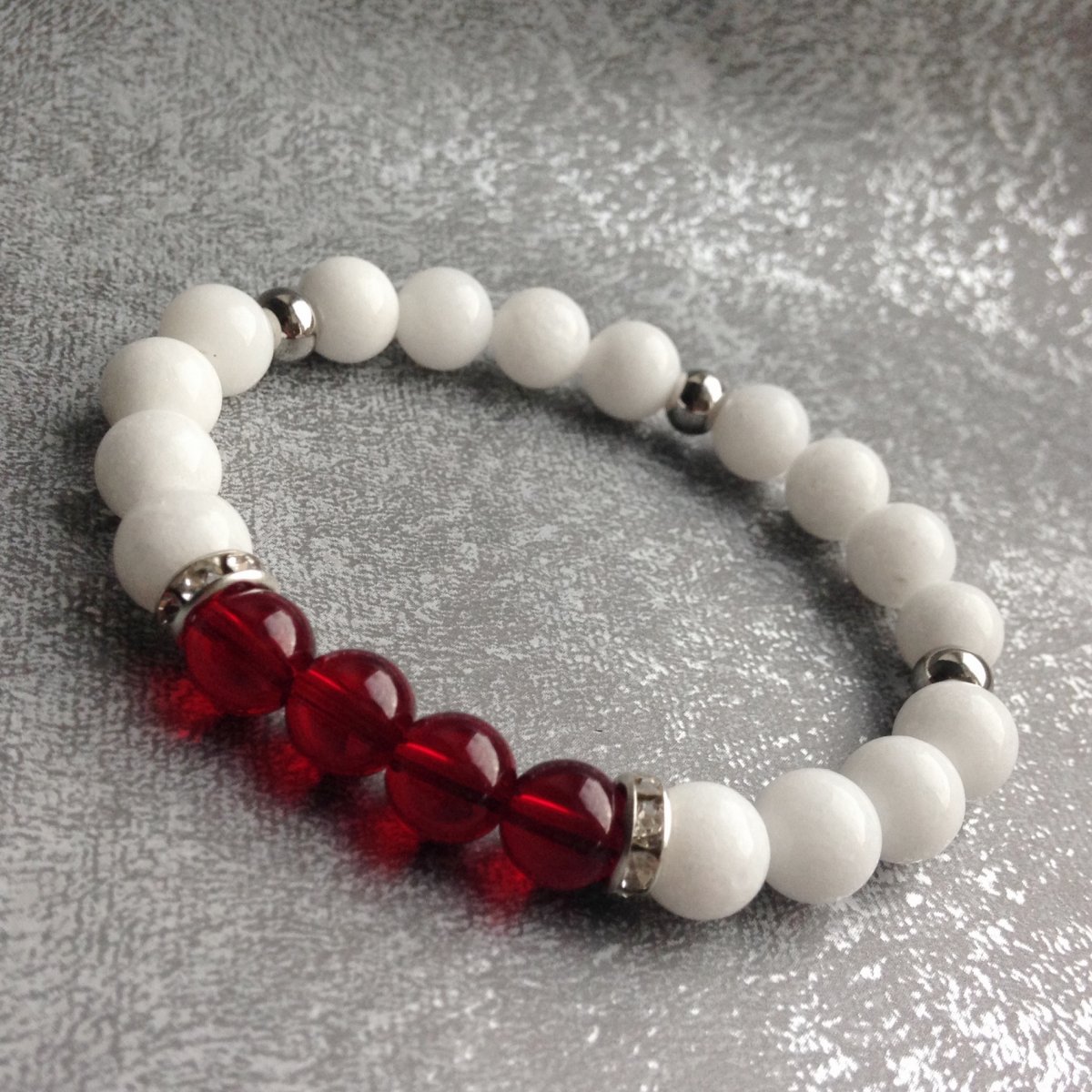 Bílý jadeit s granátem - náramek