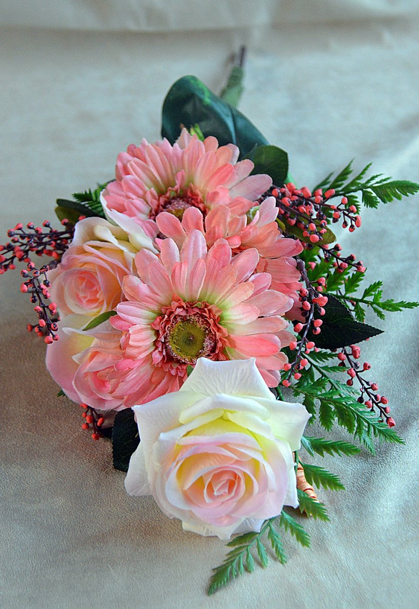 Kytice gerbery s růžemi