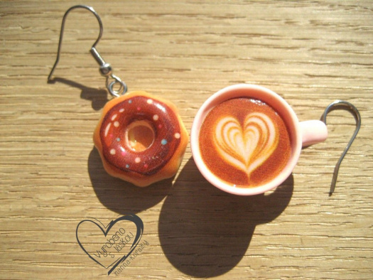 RŮŽOVÉ CAPPUCCINO S DONUTEM