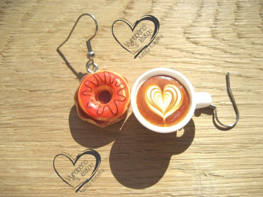 BÍLÉ CAPPUCCINO S DONUTEM