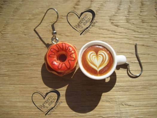 BÍLÉ CAPPUCCINO S DONUTEM