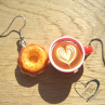 ČERVENÉ CAPPUCCINO S DONUTEM