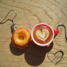 ČERVENÉ CAPPUCCINO S DONUTEM