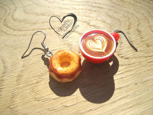 ČERVENÉ CAPPUCCINO S DONUTEM