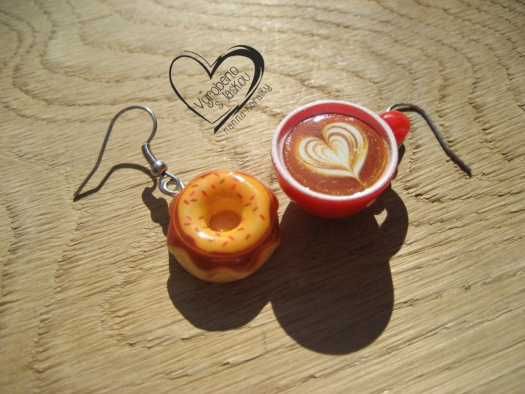 ČERVENÉ CAPPUCCINO S DONUTEM