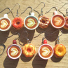 ČERVENÉ CAPPUCCINO S DONUTEM