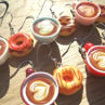 ČERVENÉ CAPPUCCINO S DONUTEM
