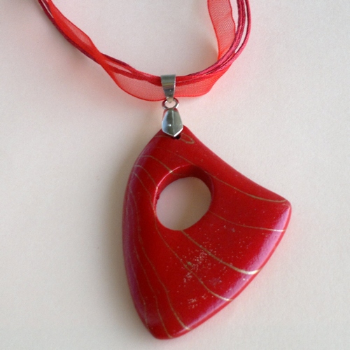 Dřevěný náhrdelník bordó se zlatavými vlnkami