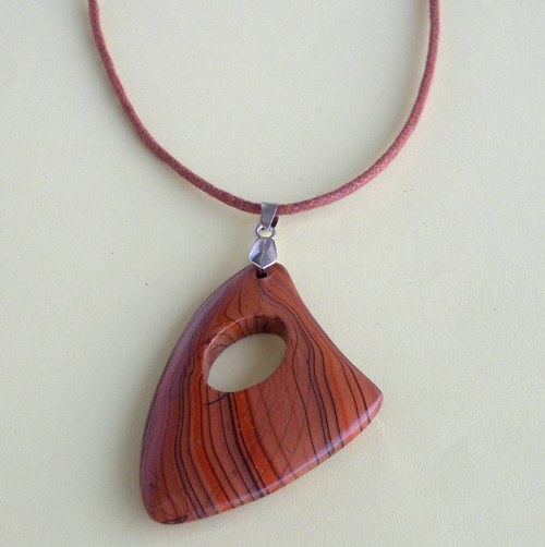 Dřevěný náhrdelník hnědé pruhy