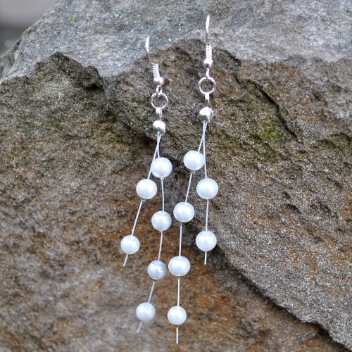 Bílé perličky na lanku