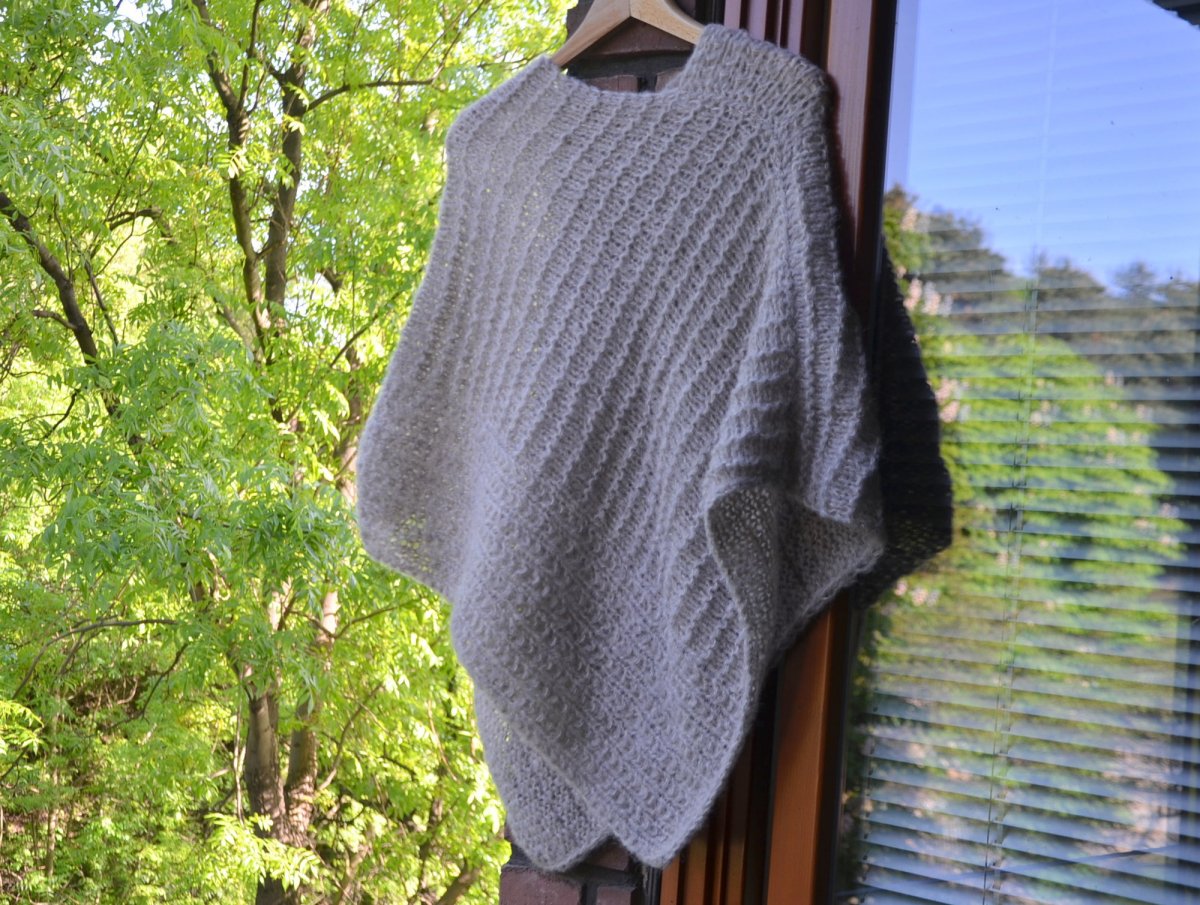 Nadýchané pončo stříbrné