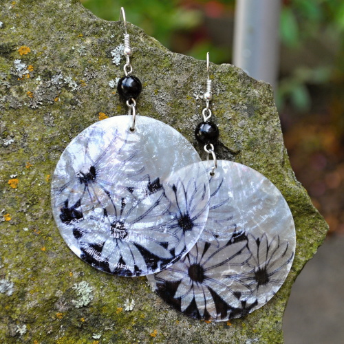 Perleťové placky - černo bílé kytky