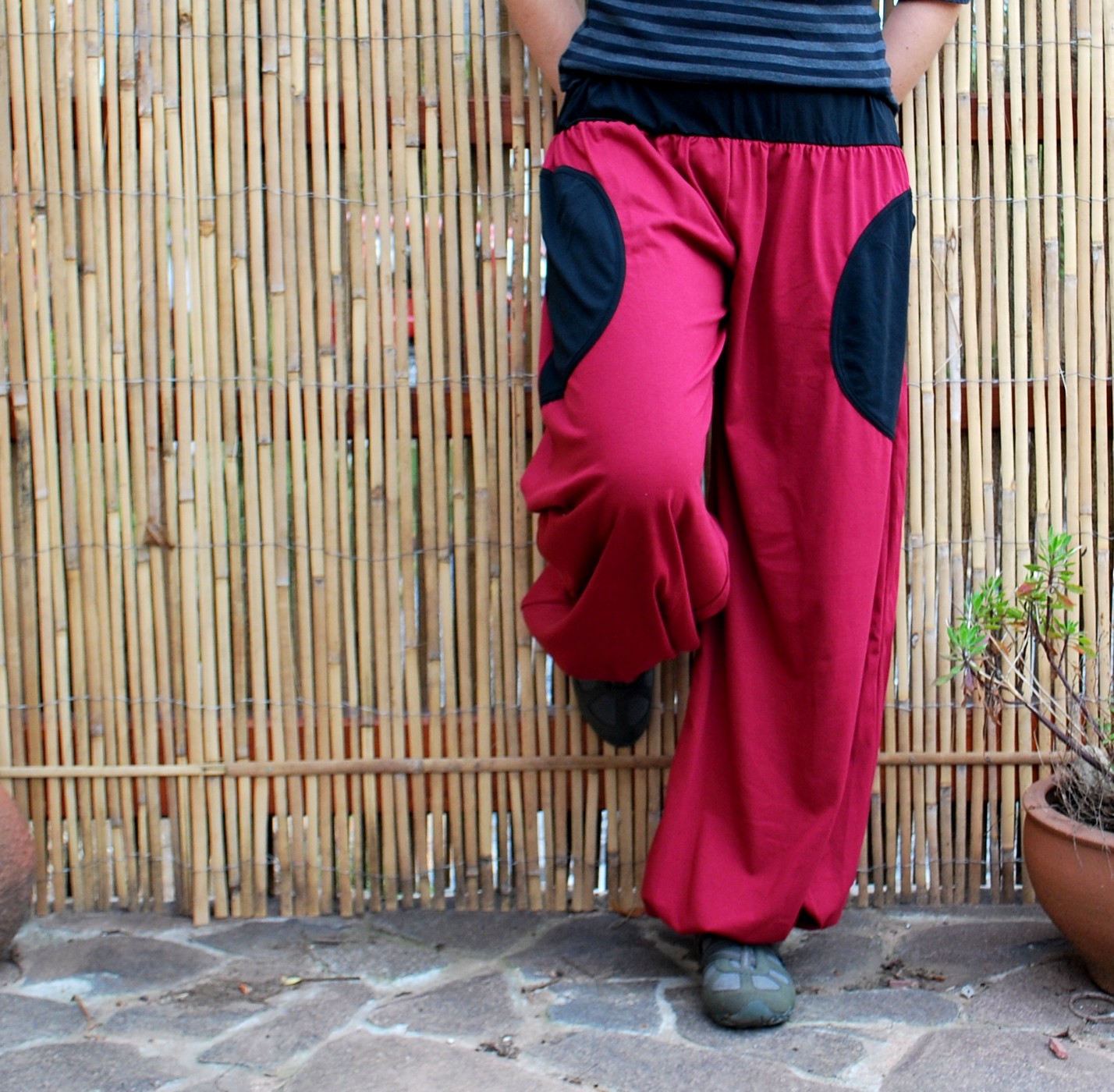 Pohodové tepláčky vínové s kulatými kapsami