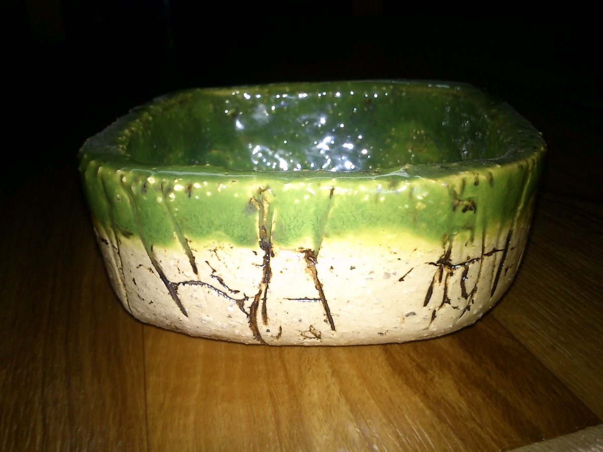 Miska se zeleným okrajem