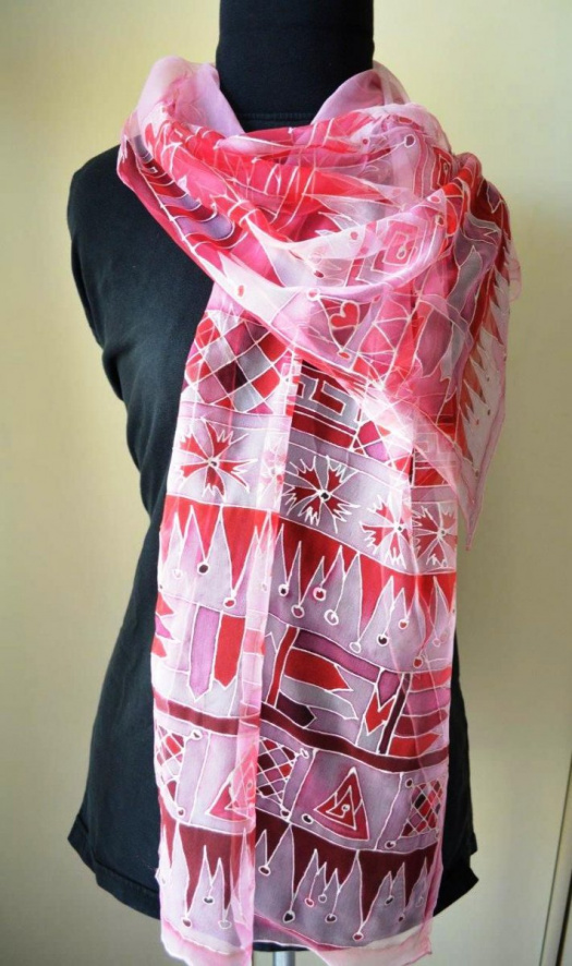 Hedvábný šál v odstínech červené a růžové