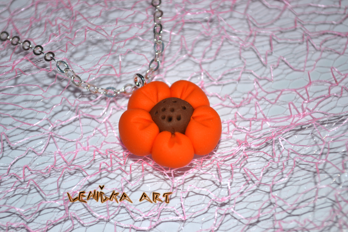 Oranžová kytička na řetízku 