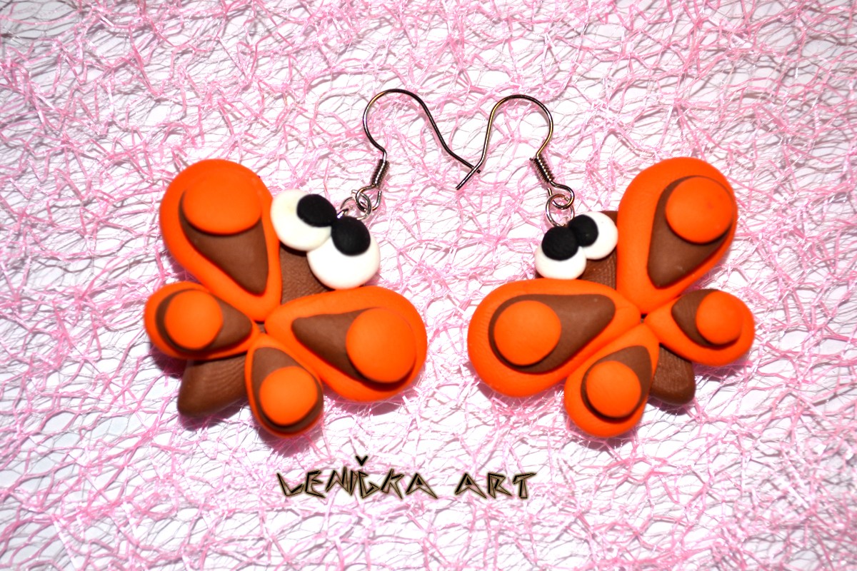 Motýlkování v oranžovo-hnědé