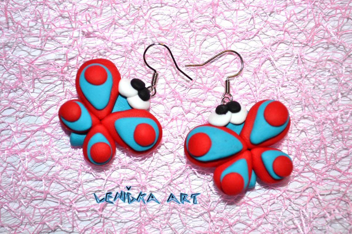 Motýlkování v červeno-modré 