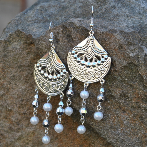 Stříbrno bílý kousek