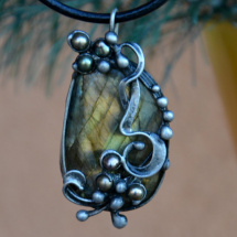 Ve zlatém - labradorit, perla