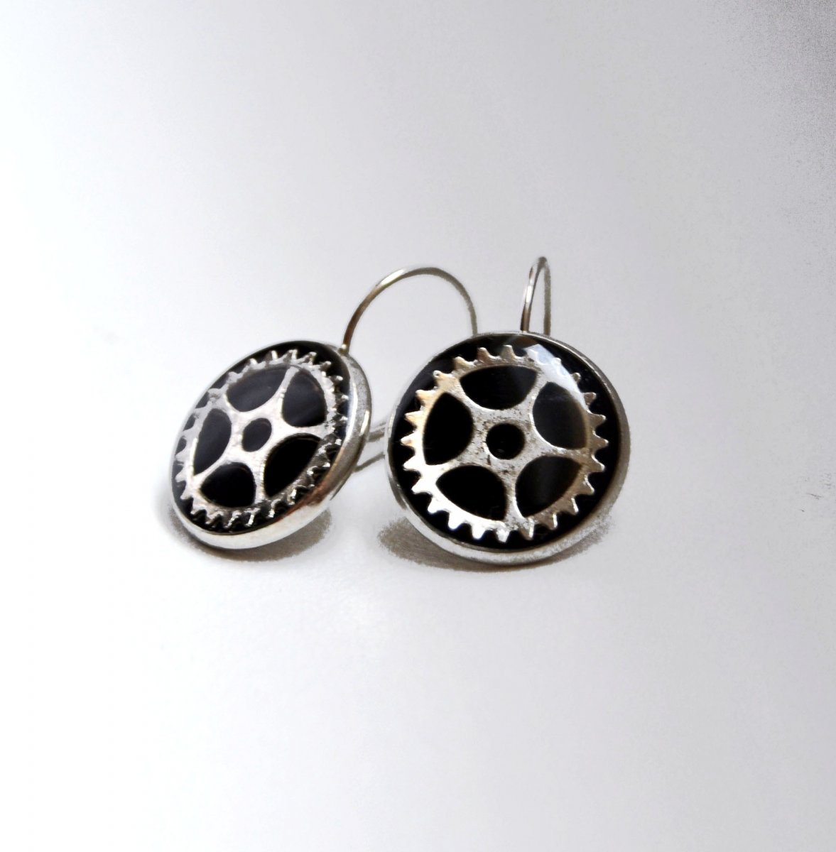 Tmavé závěsné náušnice - steampunk