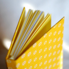 Žlutý zápisník s bílými kytičkami