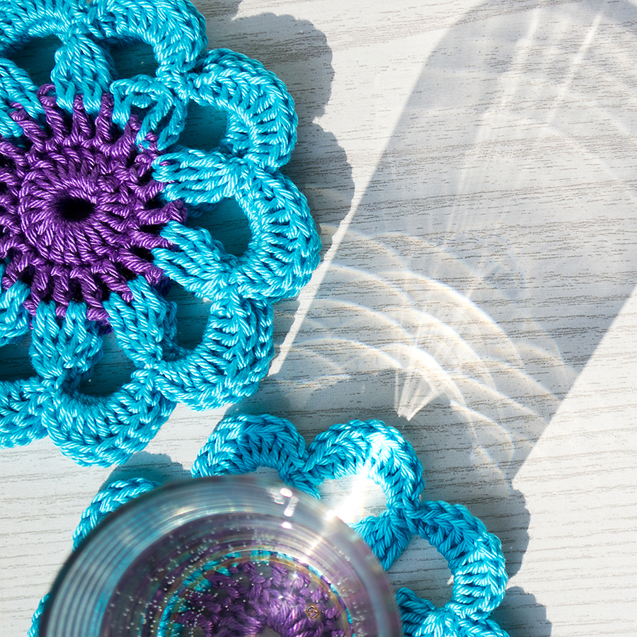 Fialovotyrkysové květy jako podložky pod hrnky