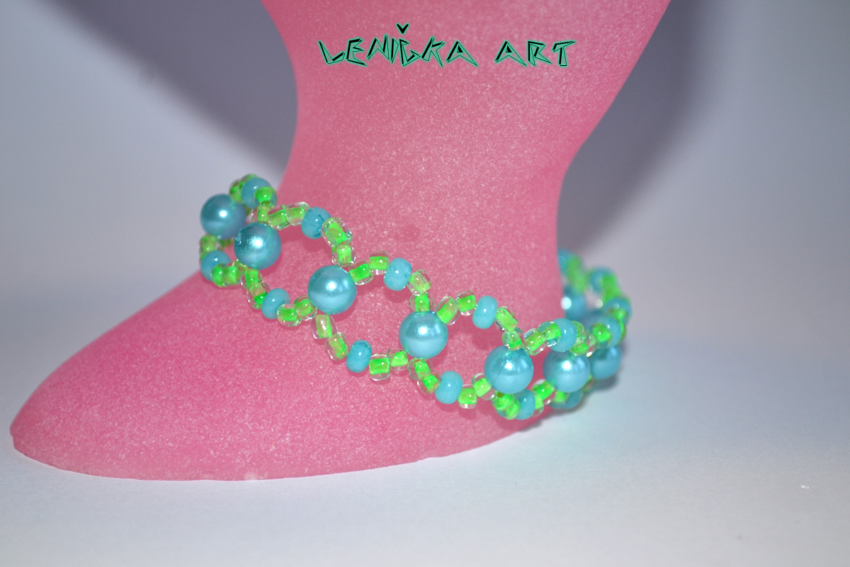 Náramek z modravých moří 