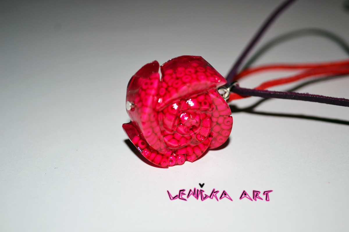 Růže z korálků v pryskyřici 