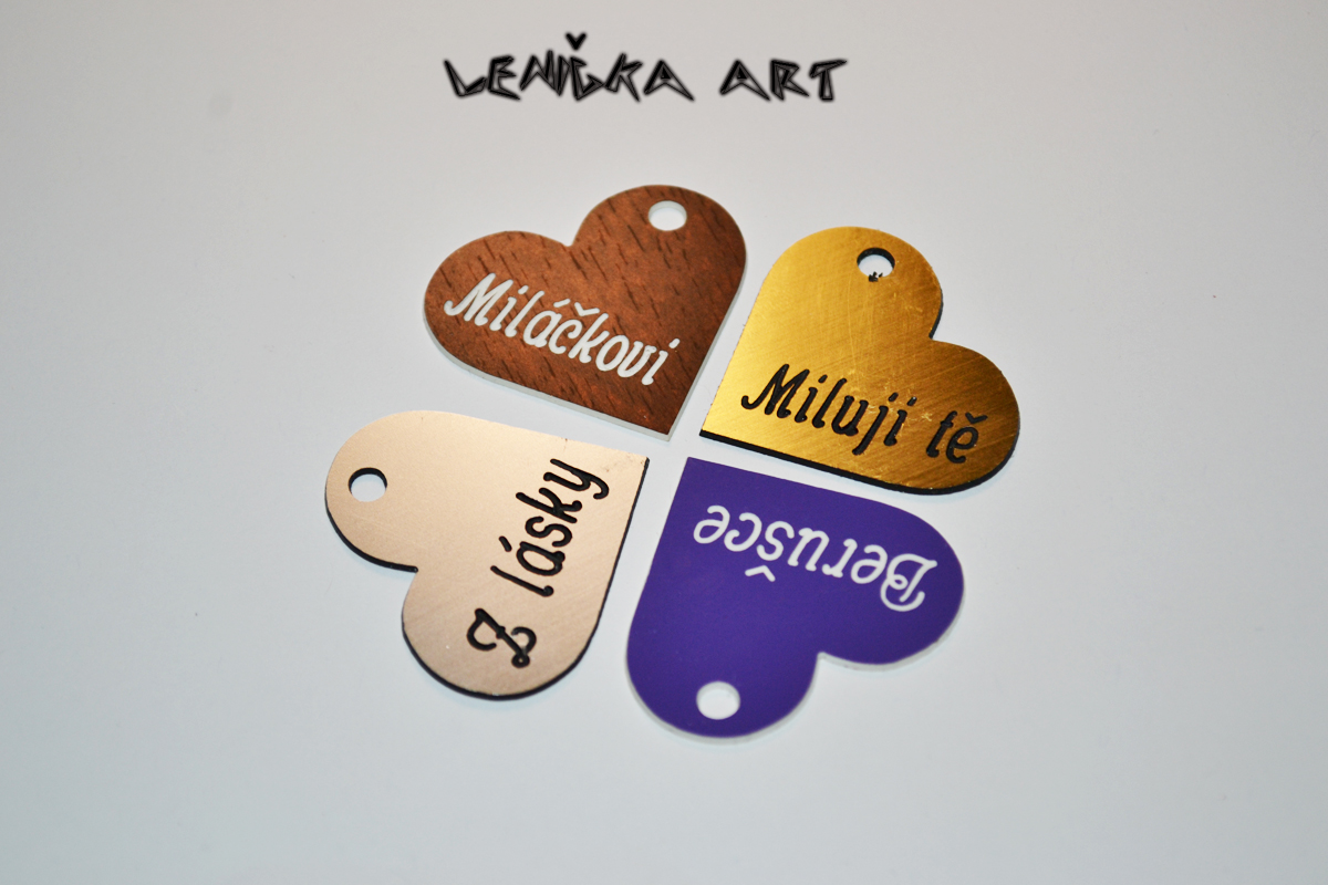 Vyrývaná plastová srdíčka 