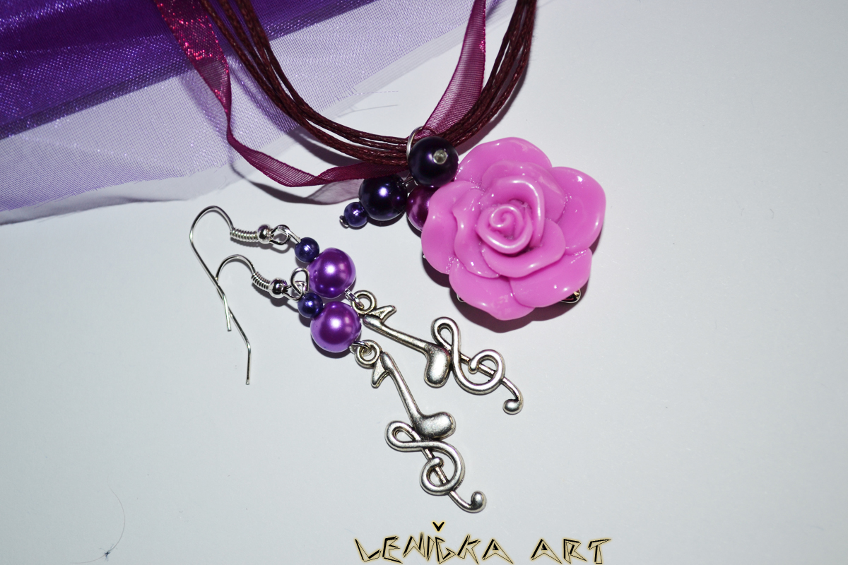 Fialová melodie s růží