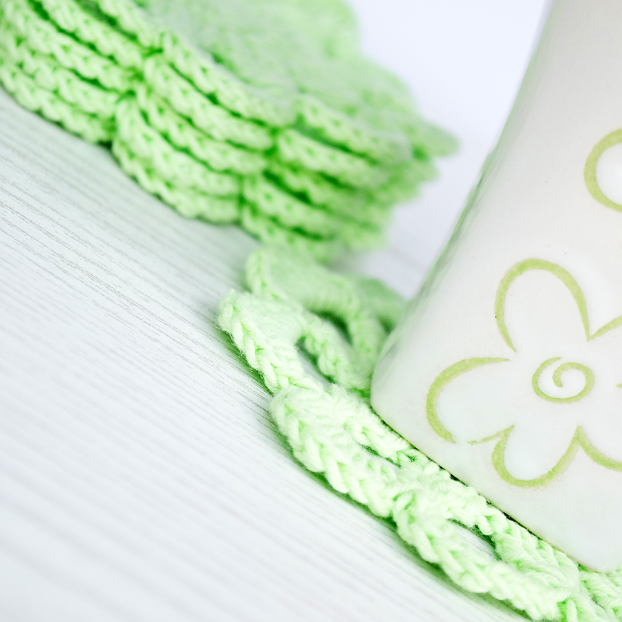 Zelené květy jako podložky pod hrnky