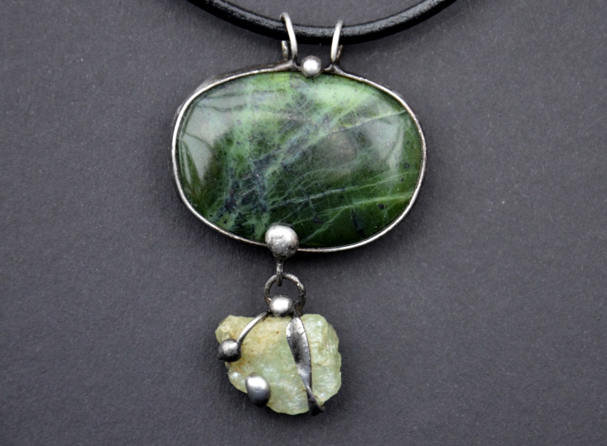 Z lesů - jadeit, granát