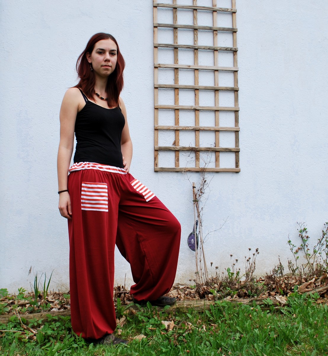 Pohodové tepláčky vínové s proužkem