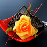 žlutá růže v keramice