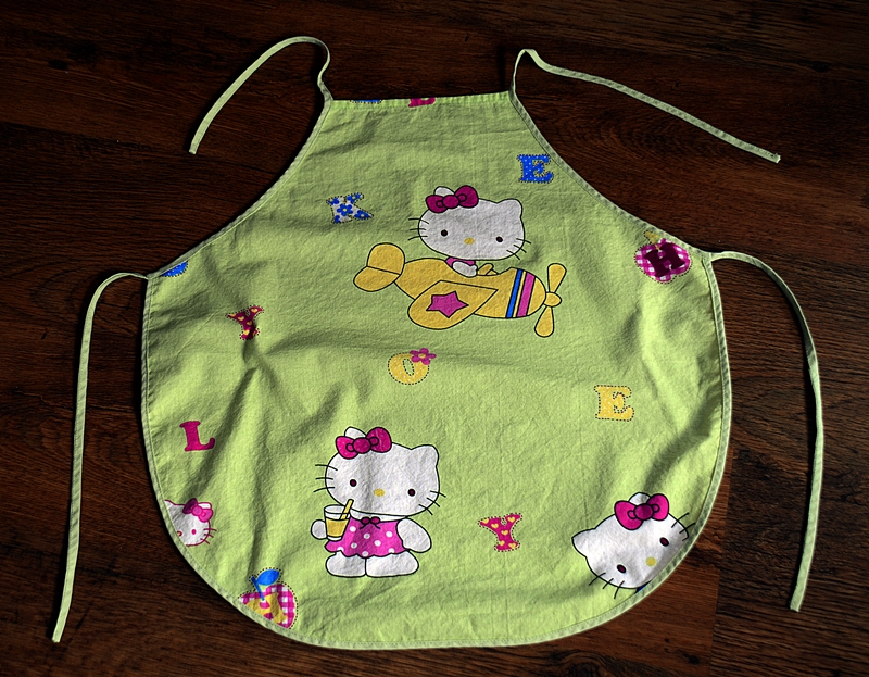 zelenkavá zástěrka pro pomocnice