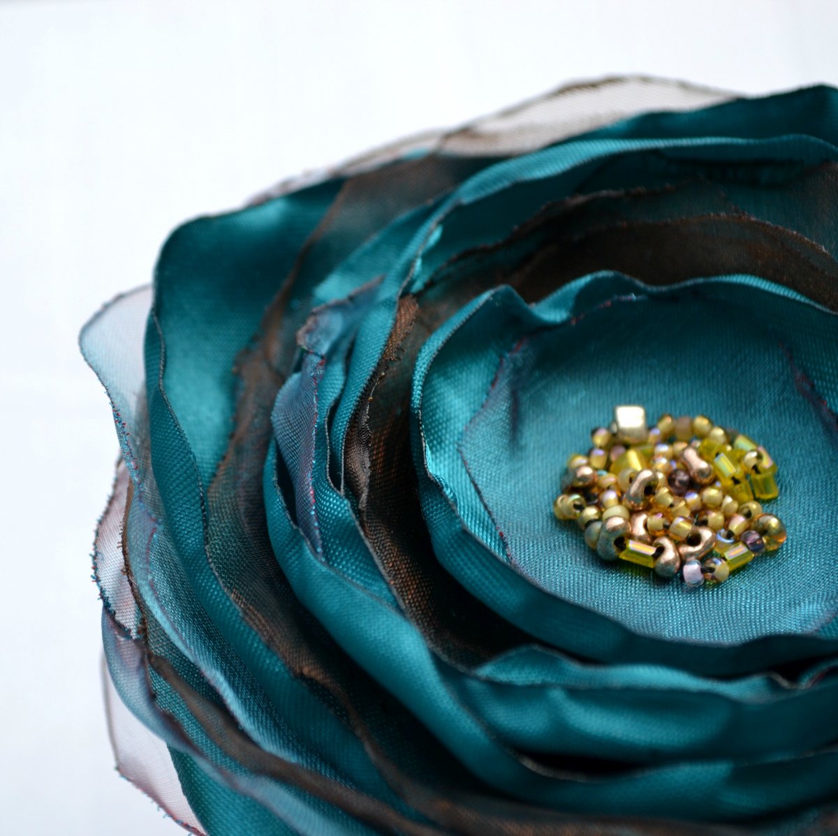 Brož i květ do vlasů Alice