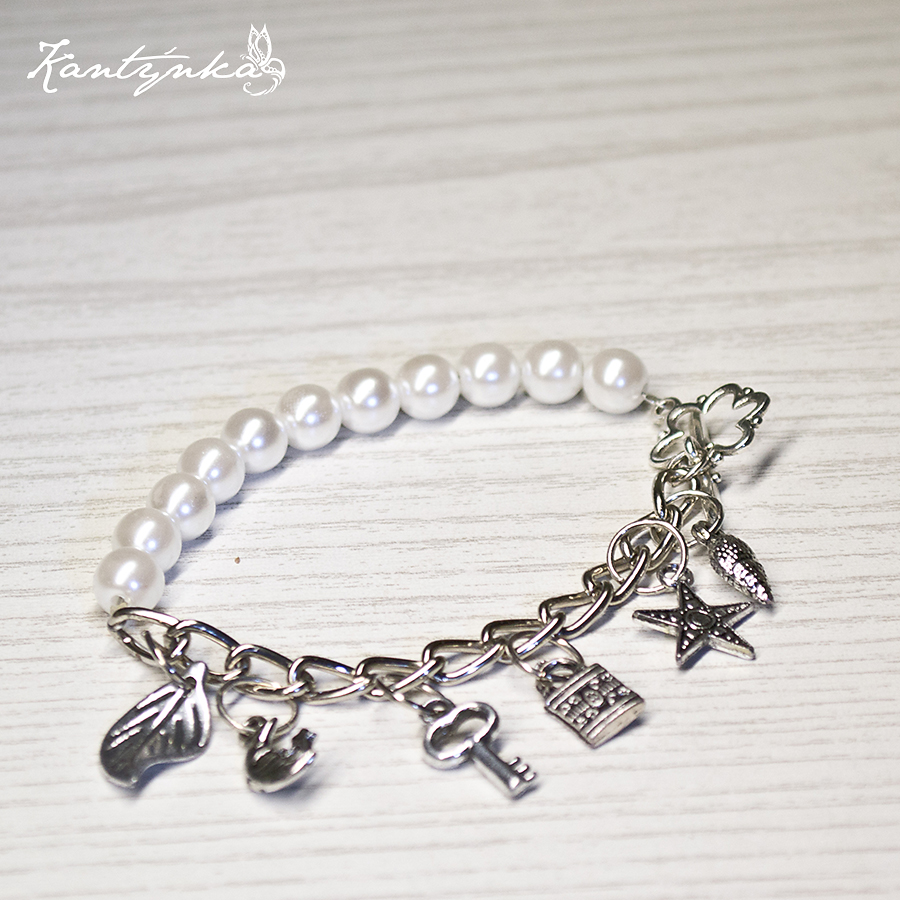 Náramek s přívěsky