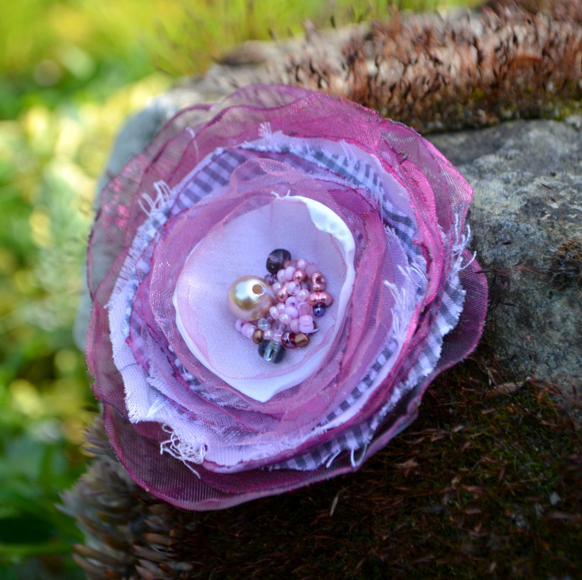 Brož i květ do vlasů Ornesta