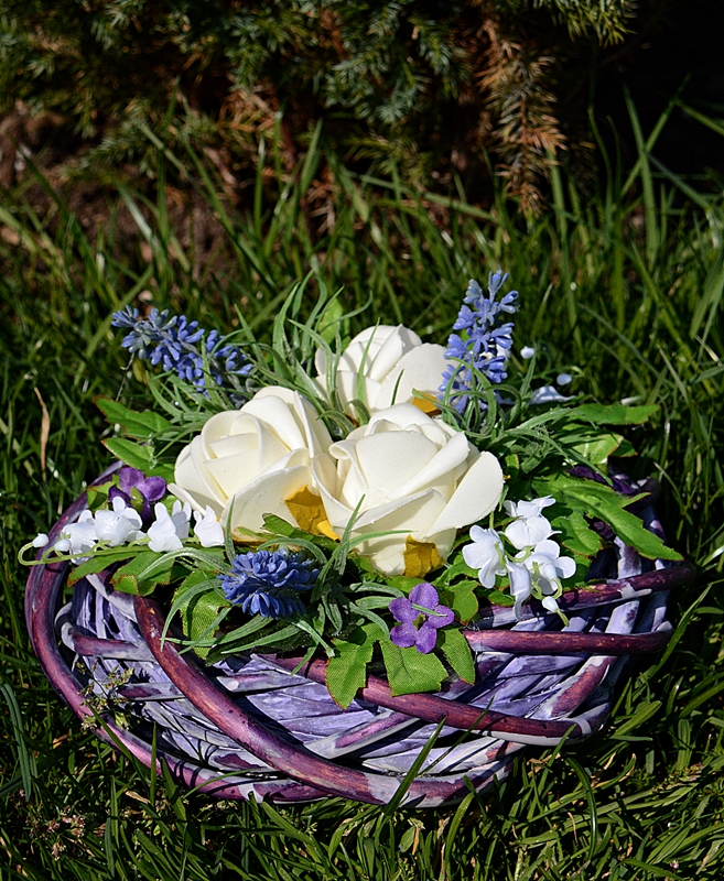 krémové růže v proutí..