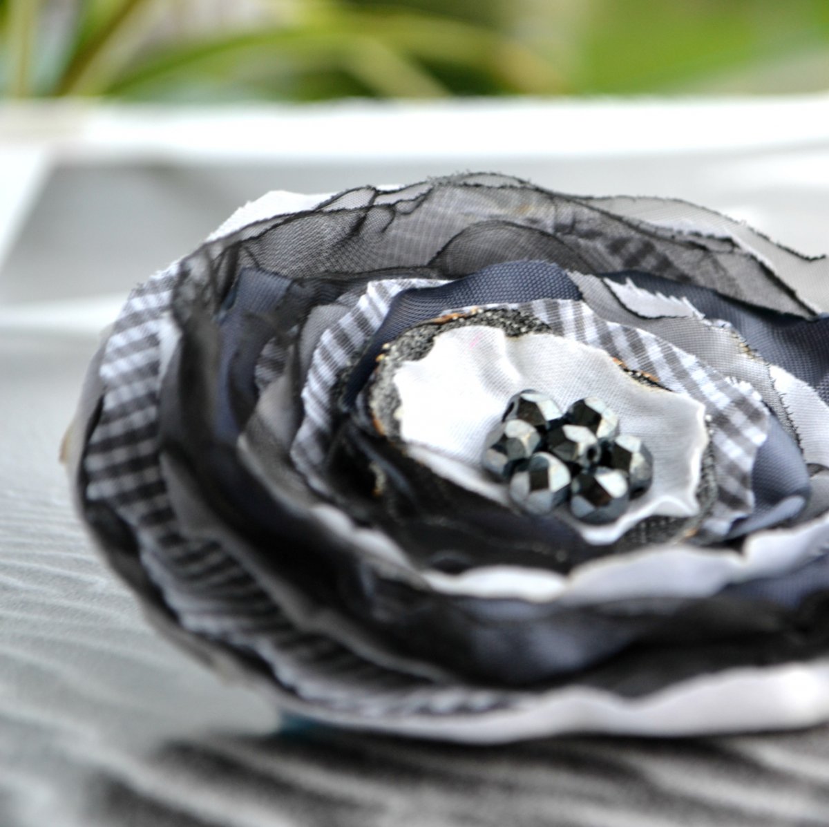 Brož i květ do vlasů Linda