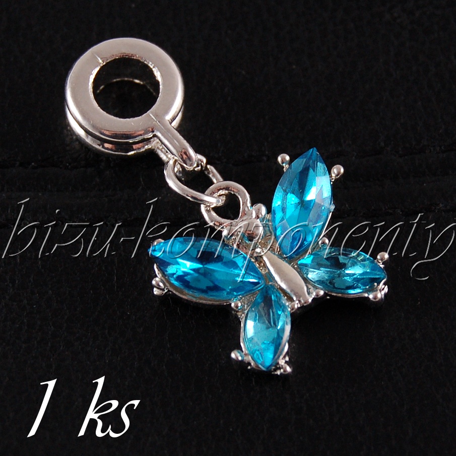 Kovový přívěsek motýlek se světle modrými šatony (28 2008)