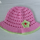 Růžový klobouček s beruškou