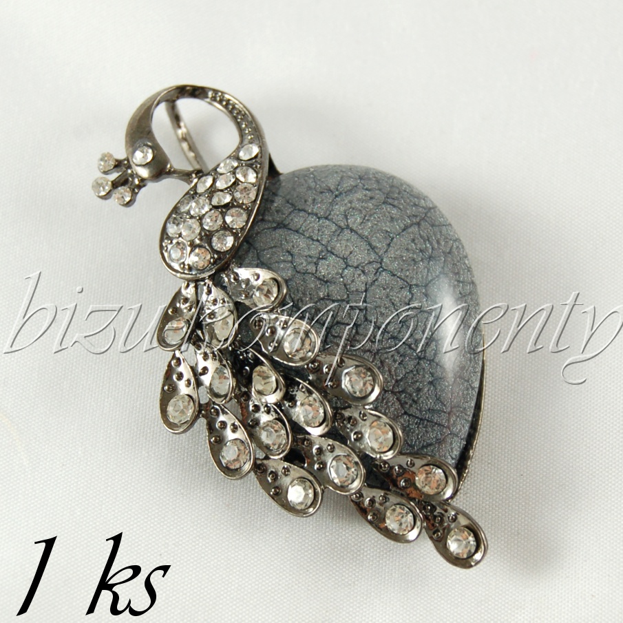 Veliký páv na šedém kameni (02 0705)